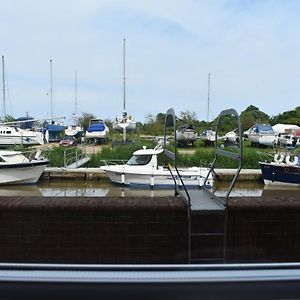 Boatyard View Daire Sandwich Exterior photo