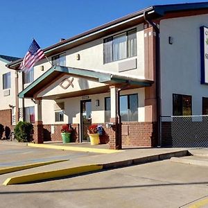 Cassville Four Seasons Inn & Suites Exterior photo